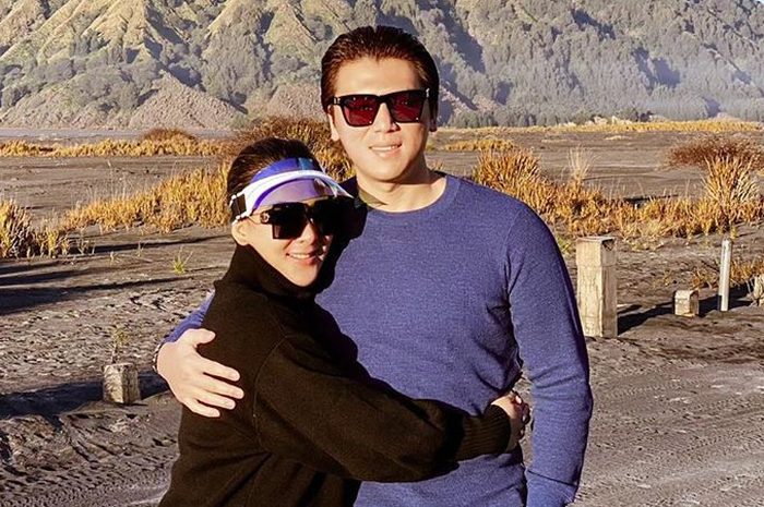 Syahrini dan Reino Barack liburan ke Bromo