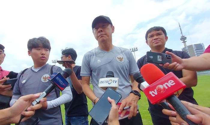 Pelatih timnas U-20 Indonesia, Shin Tae-yong saat memberi keterangan kepada awak media seusai memimpin latihan di Lapangan A, Senayan, Jakarta, Sabtu (18/2/2023).