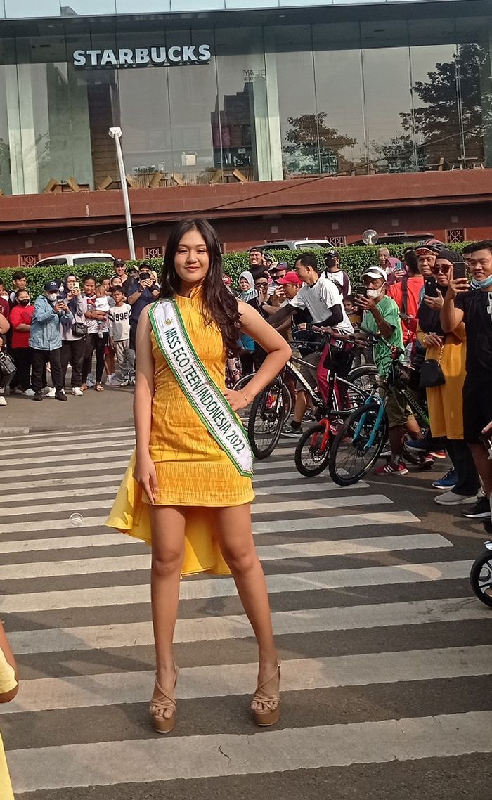 Miss Eco Teen Indonesia 2022, Jasmine, saat catwalk di arena Citayam Fashion Week, Dukuh Atas, Jakarta Pusat, Minggu (31/7/2022).
