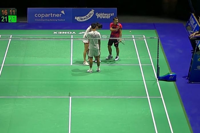 Suasana haru setelah pertandingan antara dua pasangan ganda campuran Indonesia, Rinov Rivaldy/Pitha Haningtyas Mentari (jersey merah) dan Dejan Ferdinansyah/Gloria Emanuelle Widjaja (jersey putih) pada babak pertama Swiss Open 2023 di St. Jakobshalle, Basel, Swiss, 22 Maret 2023.