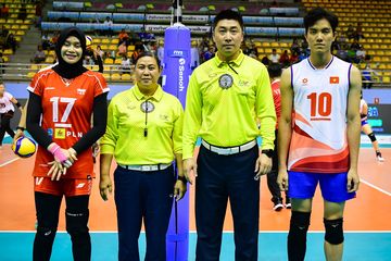 Middle blocker timnas voli Indonesia, Wilda Siti Nur Fadhilah dan opposite Vietnam, Nguyen Thi Bich Tuyen pada SEA V League 2024.