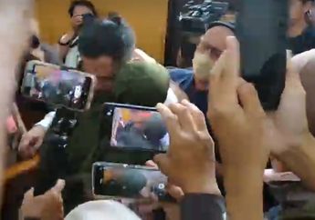 Dijatuhi Hukuman 10 Bulan Penjara, Ibunda Irfan Widyanto Jatuh Pingsan Setelah Pembacaan Vonis