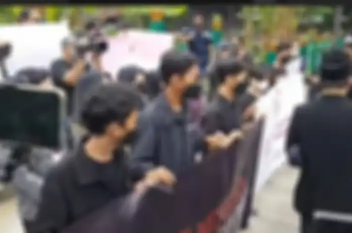 masyarakat demo tolak pemindahan makam vanessa angel