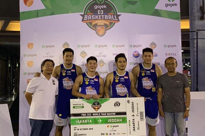 Tim Satria Muda Pertamina Jakarta berpose bersama Komisaris Utama IBL Hasan Gozali dan Sekretaris Kementerian Pemuda dan Olahraga, Gatot S. Dewa Broto usai menjuarai IBL 3x3 Basketball Indonesia Tour 2019, Minggu (4/8/2019) di Jakarta.