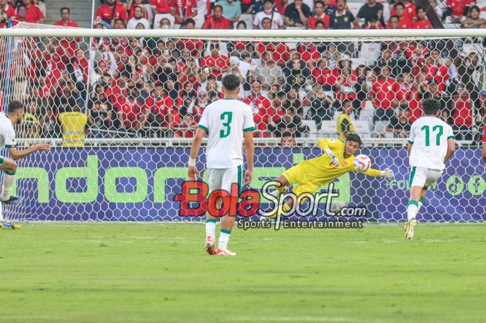 Aymen Hussein (kiri) sedang menendang penalti dalam laga babak Kualifikasi Piala Dunia 2026 antara timnas Indonesia versus timnas Irak di Stadion Utama Gelora Bung Karno, Jakarta, Kamis (6/6/2024). Indonesia terkena dua kali hukuman penalti dan satu di antaranya membobol gawang Ernando Ari. Gol kedu