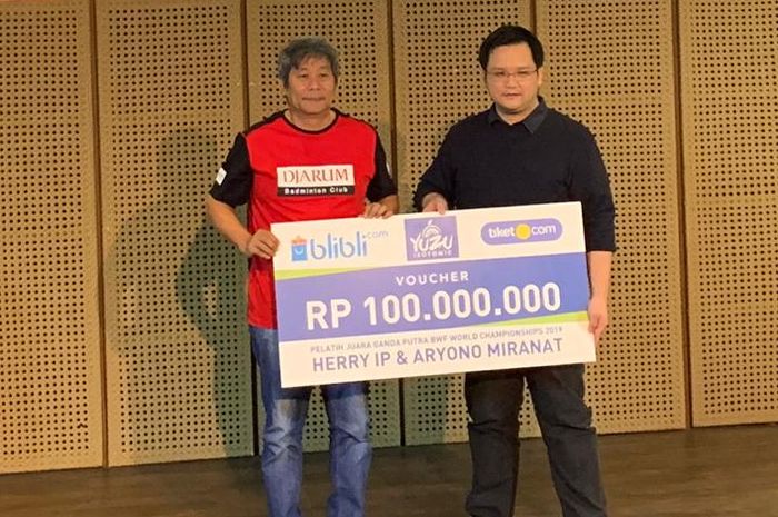 Pelatih ganda putra PBSI, Herry Iman Pierngadi (kiri), berfoto dengan Head of Marketing Yuzu Isotonic, Ricky Tjitrahardja, usai menerima bonus di Jakarta, Rabu (4/9/2019).