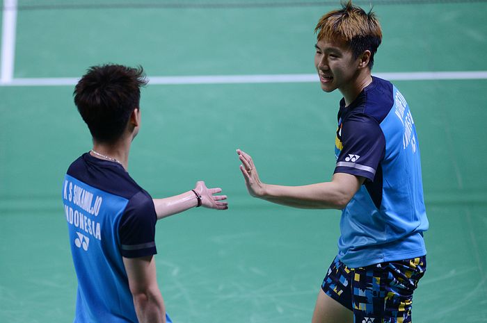 Pasangan ganda putra Indonesia, Marcus Fernaldi Gideon/Kevin Sanjaya Sukamuljo, melakukan selebrasi saat melawan wakil Jepang, Takuto Inoue/Yuki Kaneko, pada turnamen Indonesia Open 2019 di Istora Senayan, Jakarta.