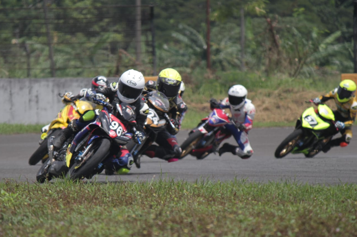 Balap Motor Piala Presiden 2021 merebutkan lima piala untuk juara umum