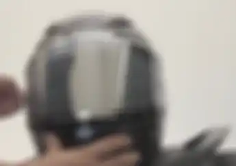 Ini Bahayanya Pakai Tear Off Buat Gaya-gayaan di Helm Harian