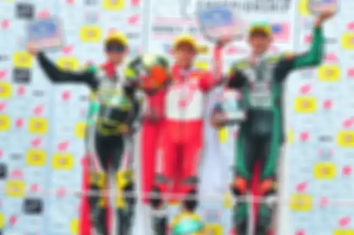 Awhin Sanjaya (Astra Honda Racing Team) menang race 2 ARRC AP250 membuatnya masuk daftar persaingan juara umum AP250 musim ini bertarung dengan AM Fadly (kiri) dan Irfan Ardiansyah juara race 1 ARRC AP250 ronde 6 Malaysia