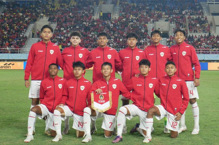 Skuad timnas U-16 Indonesia saat menghadapi timnas U-16 Australia pada semifinal ASEAN Cup U-16 2024 di Stadion Manahan, Solo, Senin (1/7/2024).