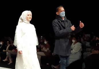 Dinda Hauw Tampil Catwalk di Indonesia Fashion Week 2022, Bawakan Karya Malik &nbsp;Moestaram