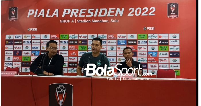 Pelatih PSIS Semarang,  Sergio Alexandre dan pemain Oktafianus Fernando dalam konferensi pers pasca-pertandingan melawan Persita Tangerang pada laga grup A Piala Presiden 2022 di Stadion Manahan Solo, Senin (13/6/2022).