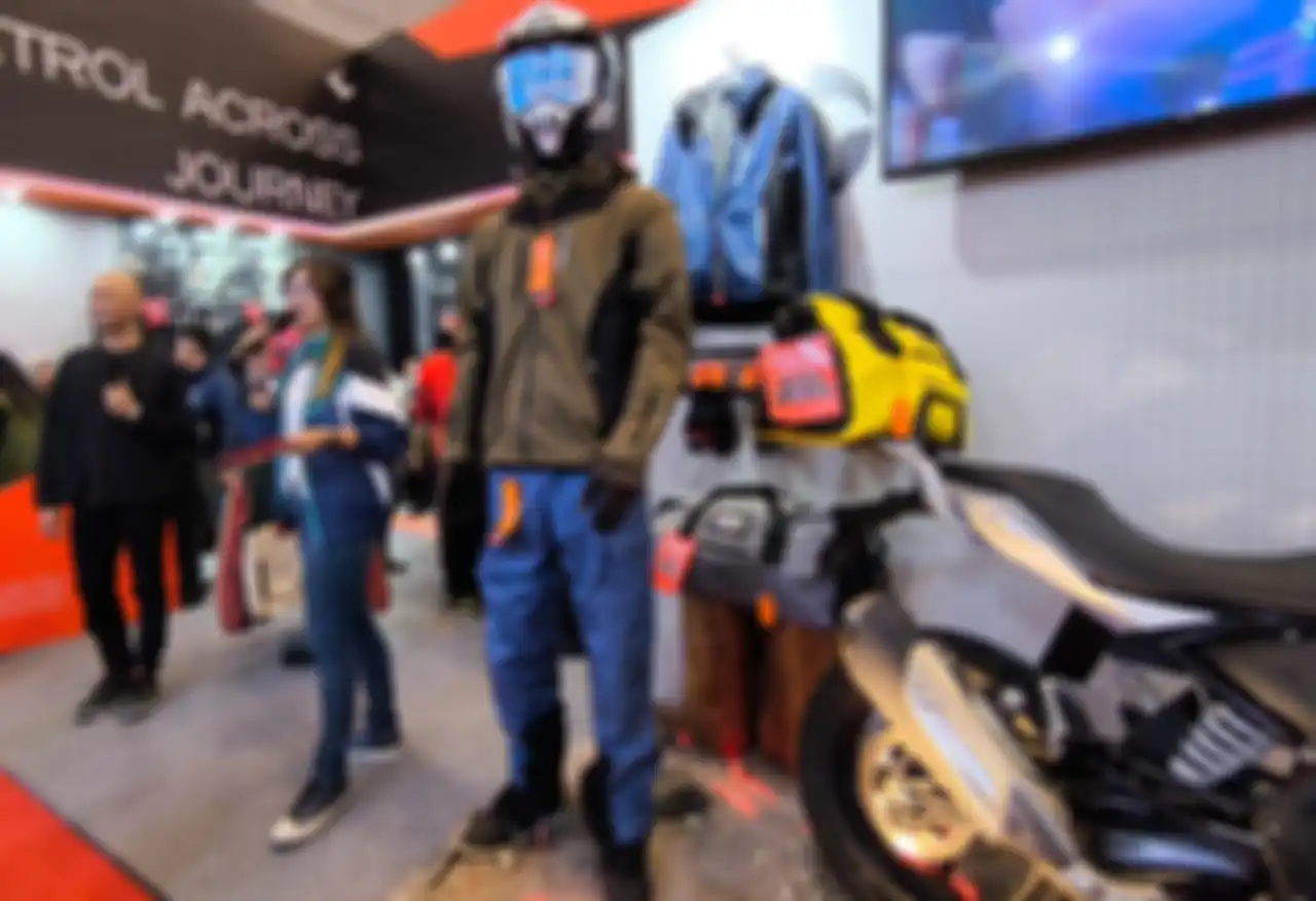 Warna biru dan Olive jaket turing Respiro Threnox.