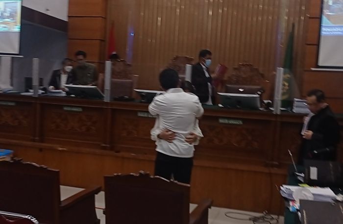 Putri Candrawathi dan Ferdy Sambo pelukan di Ruang Sidang Utama Pengadilan Negeri Jakarta Selatan, Selasa (8/11/2022).