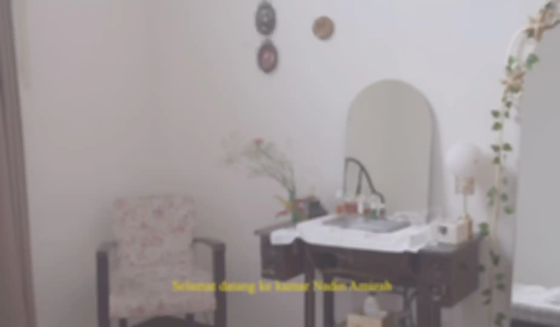 Meja rias di kamar tidur rumah artis Nadin Amizah.
