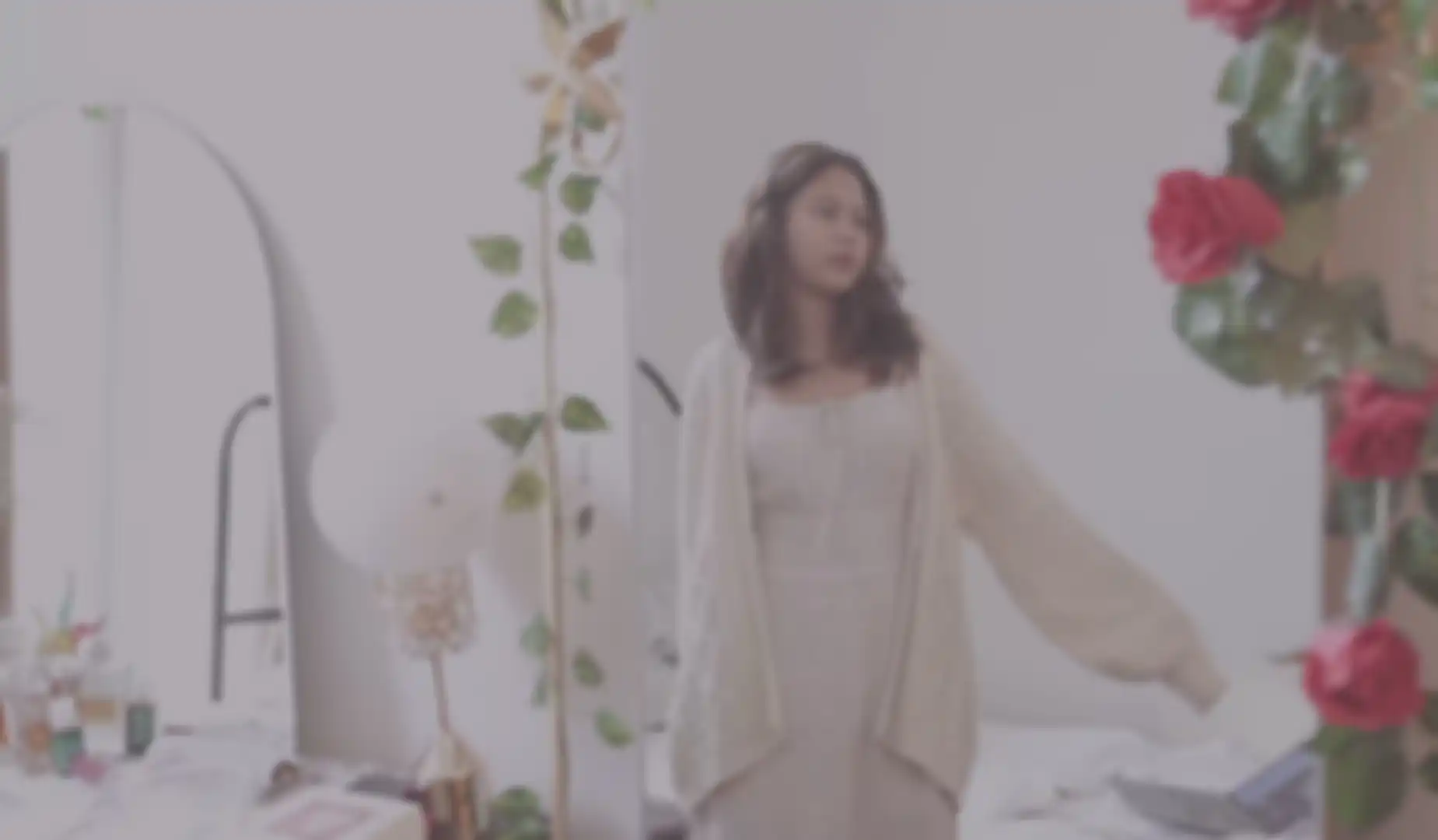 Pantulan dari kaca panjang di kamar tidur rumah artis Nadin Amizah.