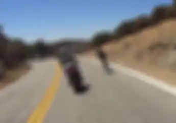 Video Motor Moge Dikalahkan Pesepeda, Telak Banget Bor!