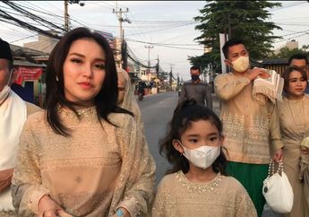 Jadi Biduan Tajir se-Depok Raya, Begini Cara Kocak Ayu Ting Ting Bagi-bagi THR ke Keluarganya yang Dikumpulin Bisa Jadi 5 RT, Sampe Dibantu Komando Ayah Rozak!