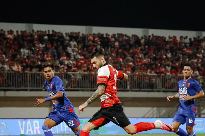 Suasana duel pekan pembuka Madura United vs Persijap Jepara di Stadion Gelora Madura Ratu Pamelingan, Pamekasan, Minggu (6/9/2026) malam WIB