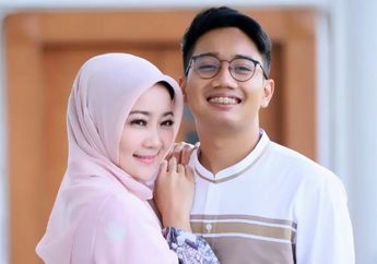 Sedihnya Atalia Praratya Rindu Berat dengan Mendiang Eril, Ekspresi Wajahnya saat Bersimpuh di Makam Putranya Jadi Sorotan