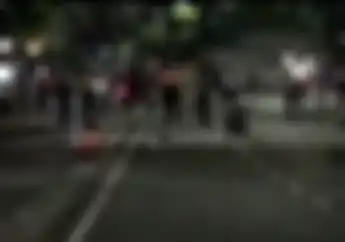 Jalan Kemanggisan Mencekam, Dua Kelompok Geng Motor Tawuran, Bambu dan Batu Berterbangan