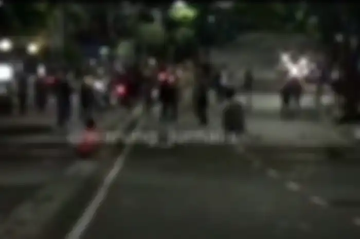 Tawuran geng motor di jalan Kemanggisan, Jakbar.