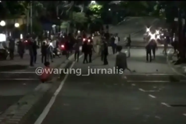 Jalan Kemanggisan Mencekam, Dua Kelompok Geng Motor Tawuran, Bambu dan Batu Berterbangan
