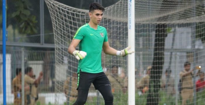 Kiper timnas U-22 Indonesia, Nadeo Argawinata, saat mengikuti training camp (TC).