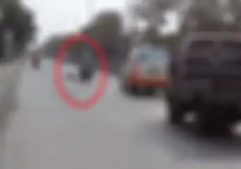 Ngeri, Video Mobil Nyaris Tabrakan Beruntun di Demak, Gara-gara Joki Nyeting dan Terseret Motor