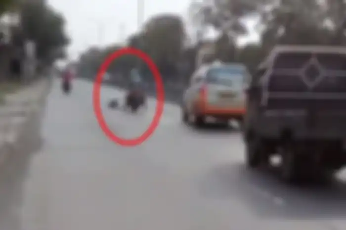 Joki balap nyaris terlindas setelah terjatuh saat nyeting motor.