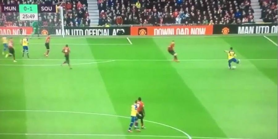 VIDEO - Sepakan Maut Bek 20 Tahun Bikin De Gea Tepis Bola ke Dalam Gawang