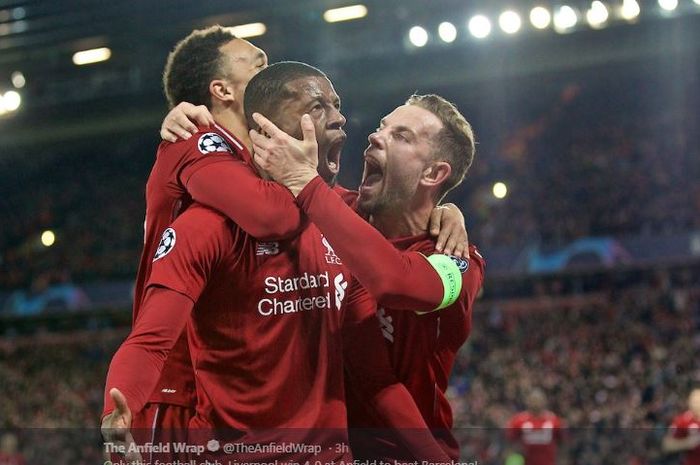 Trio Liverpool, Georginio Wijnaldum (tengah), Jordan Henderson (kanan), dan Trent Alexander-Arnold (kiri) merayakan gol ke gawang Barcelona, dalam laga leg kedua semifinal Liga Champions di Stadion Anfield, 7 Mei 2019.