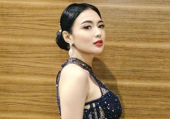 Intip Gaya Seksi Wika Salim di Panggung Kenakan Setelan Batik Mini, Netizen: Makin Cakep Aja!