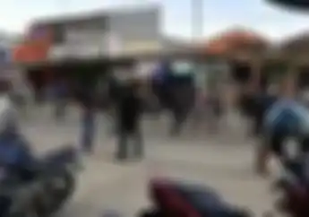 Pemotor Panik, Bupati Karawang Kocar-kacir Dilempari Batu saat Relokasi Pasar