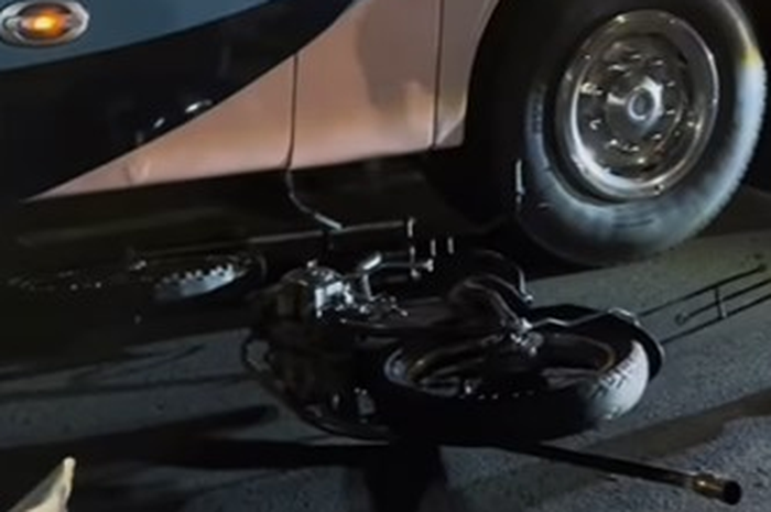 Pengendara modifikasi motor chopper ini alami nasib apes, masuk kolong bus hampir terlindas.