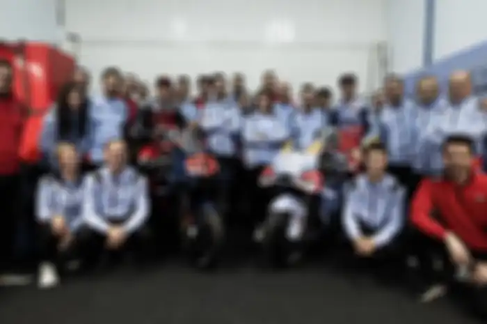 Kado tahun baru 2024 Gresini Racing resmi ada Marc Marquez di foto bareng skuat pasukan musim ini