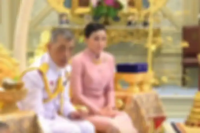 Raja Thailand bersama istri sahnya
