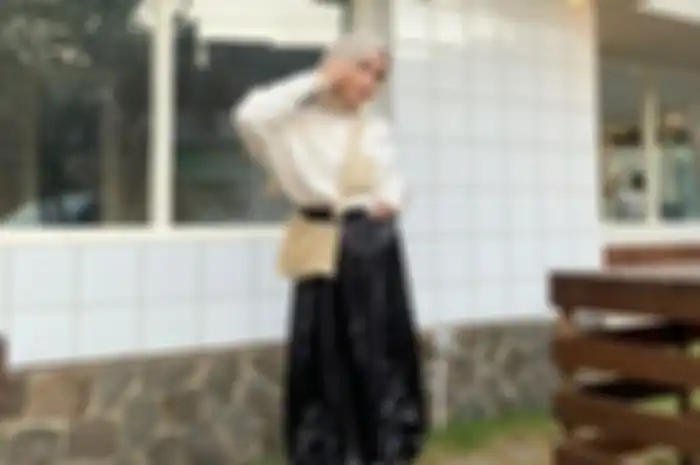 Model rok kekinian yang lagi ngetren buat hijabers: leather skirt