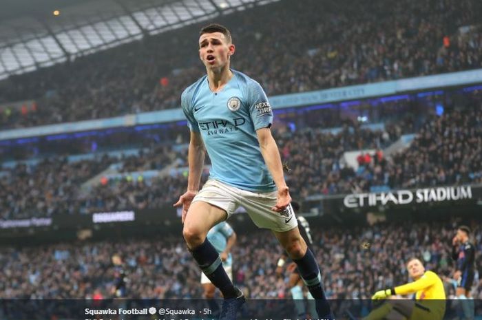 Gelandang Manchester City, Phil Foden, merayakan golnya dalam laga Liga Inggris melawan Tottenham Hotspur di Stadion Etihad, 20 April 2019.