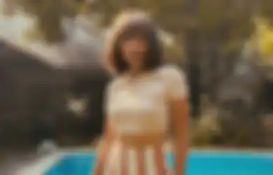 Belahan Dada Mengintip, Penampilan Seksi Marion Jola dengan Dress Tali Tipis Kembali Jadi Sorotan