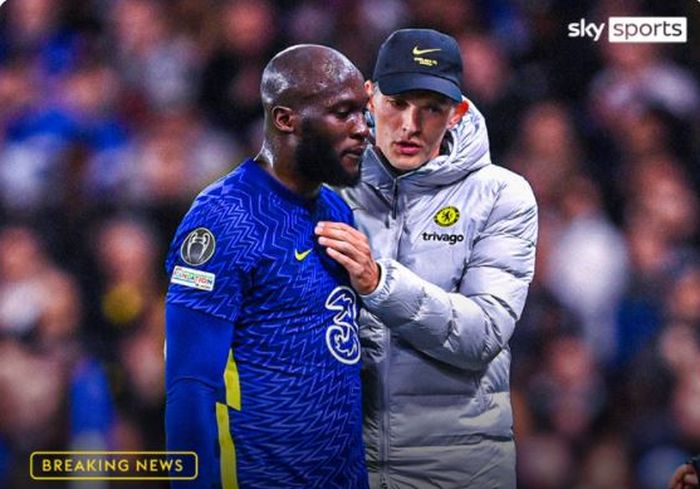 Pelatih Chelsea, Thomas Tuchel, berbicara dengan Romelu Lukaku.