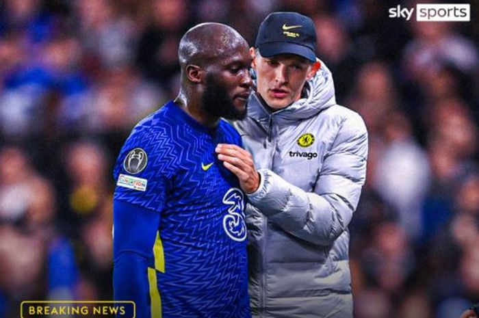 Pelatih Chelsea, Thomas Tuchel, berbicara dengan Romelu Lukaku.