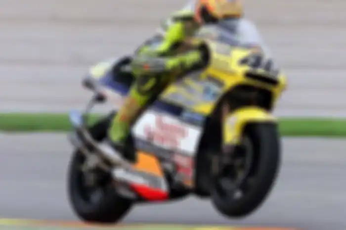Valentino Rossi memakai Honda NSR500 saat berseragam tim Nastro Azzurro