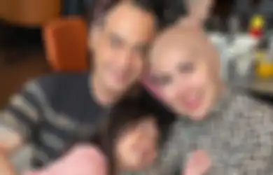 Janur Kuning Belum Melengkung, Ferry Irawan Sudah Berani Cium Pipi Calon Ibu Mertua dan Janji Bakal Bahagiakan Venna Melinda
