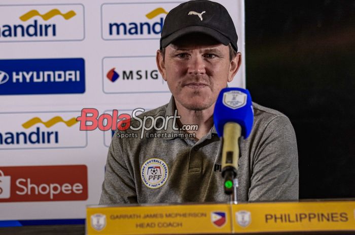 Pelatih Timnas U-23 Filipina, Garrath James McPherson, sedang memberikan keterangan kepada awak media di Media Center Stadion Utama Gelora Bung Karno, Senayan, Jakarta, Senin (14/7/2025).