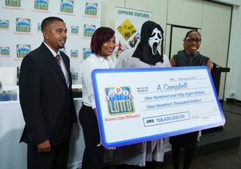 Mendadak Jadi Crazy Rich Berkat Kantongi Uang Rp 18 Miliar karena Menang Lotre, Pria Ini Malah Sembunyikan Wajah di Balik Topeng Scream, Tak Disangka Ini Alasannya