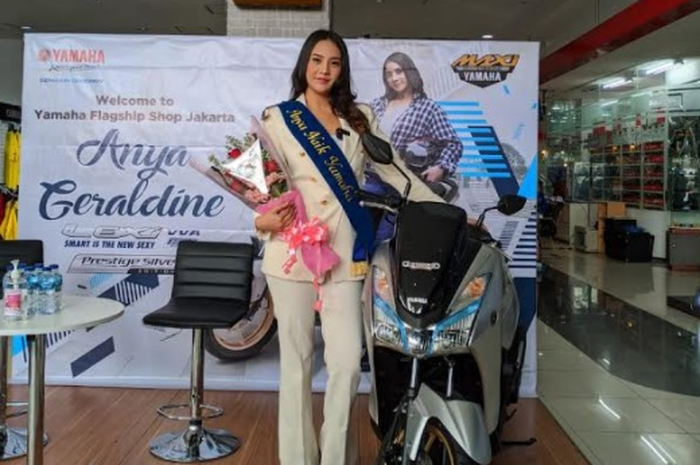 Anya Geraldine membeli motor Yamaha Lexi