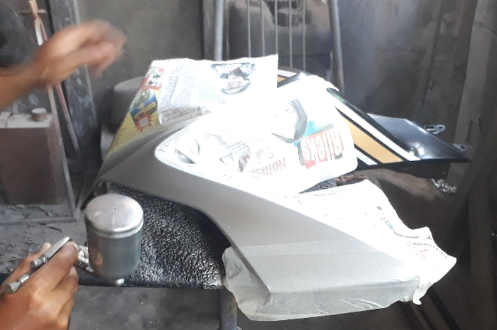 Ilustrasi cat ulang bodi motor, ternyata ada warna yang cepat pudar