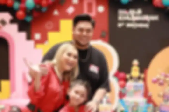 Foto Ivan Gunawan bareng Ayu Ting Ting dan Bilqis seperti memperlihatkan keluarga bahagia lengkap dengan kehadiran ayah, ibu, dan anak. 